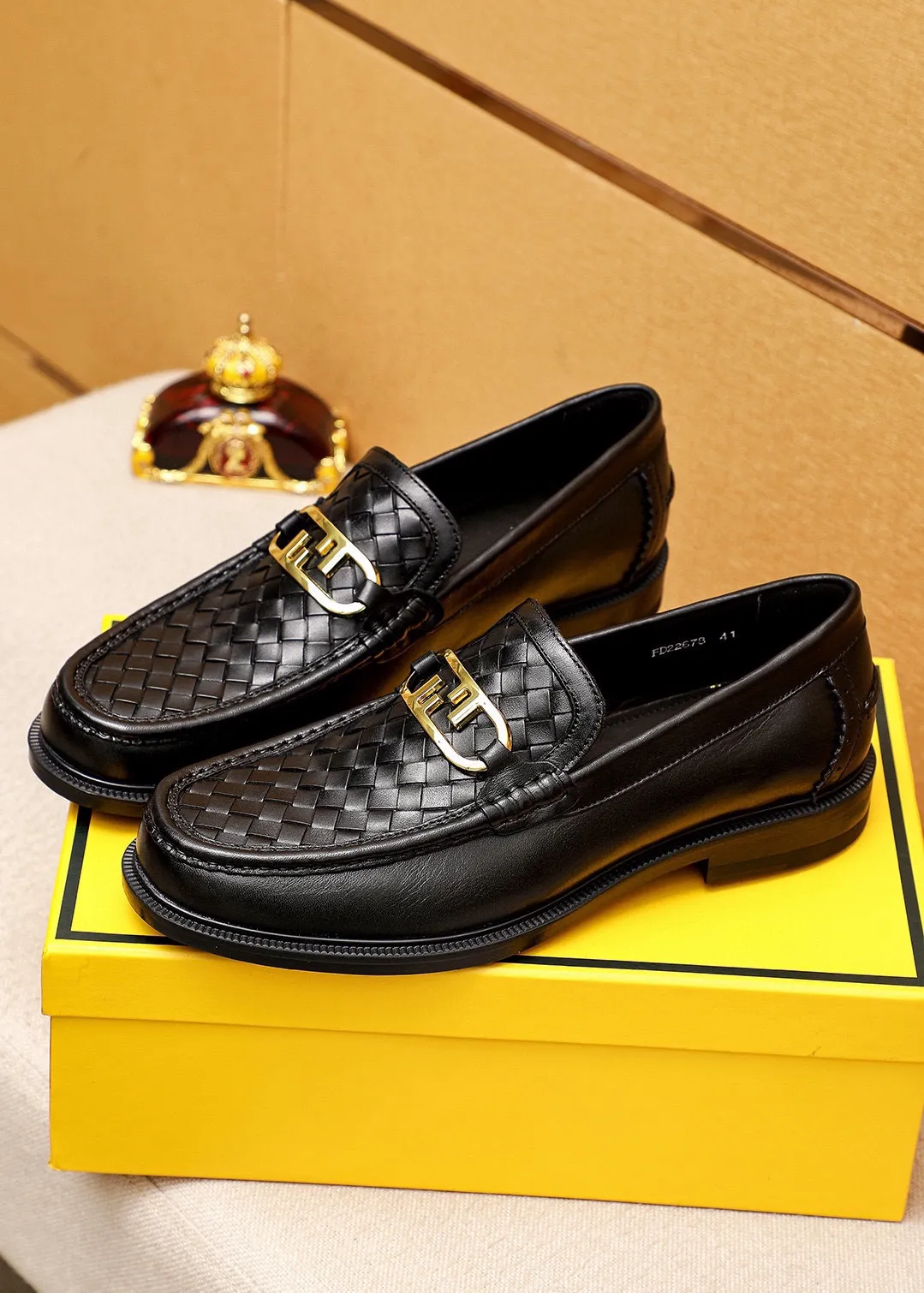 Men's shoes 💰460 💐 Product trademark: FENDI [Fendi] casual leather shoes Regular size: 38-44 (45🉑️customized) Product materials: Selected imported first-layer cowhide embossed upper + luxury hardware buckle, imported cowhide lining. Strong three-dimensional visual effect, rubber outsole Color: 1⃣️color optional
